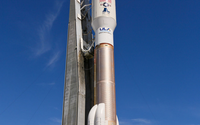 先進EHF軍用通信衛星を打ち上げるアトラスVロケット