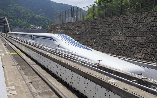 山梨リニア実験線で走行試験を行っている試験車両のL0系。実験線は中央新幹線の線路に転用される。