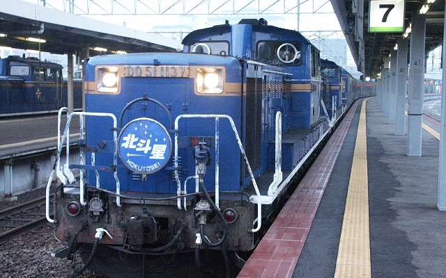 寝台特急『北斗星』。札幌～函館間では写真のDD51形ディーゼル機関車が2両で客車をけん引している。