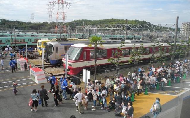 昨年の「にしてつ電車まつり」の様子。検車場を除く全ての工場施設を開放する。