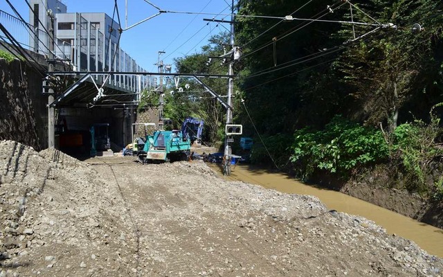 京津線と国道1号の交差部の状況（大谷駅側から）。架線柱の上部がかろうじて姿を見せている。