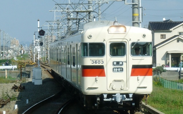 山陽電鉄網干線の網干行き普通列車。2014年春からはSuicaやPASMOなどでも利用できるようになる予定。