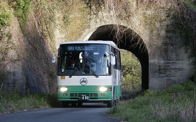 バス専用道に転用された五新線（阪本線）の敷地を走る奈良交通のバス。今回のツアーでは一般車両通行禁止の専用道を歩くことができる。