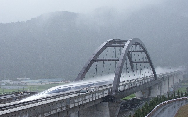 旧試験車のMLX01で走行試験が行われていた頃の山梨リニア実験線。線路施設はほぼそのまま中央新幹線に転用される。