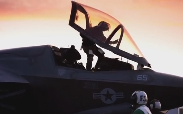 F-35B艦船上トライアル（動画キャプチャ）