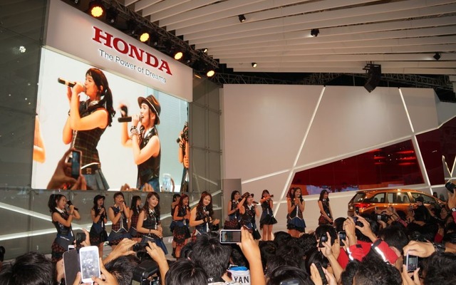 ジャカルターモーターショーのホンダブースに登場したJKT48