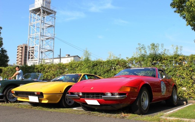 フェラーリ・308GTB（左）とフェラーリ・365GTB/4 デイトナ