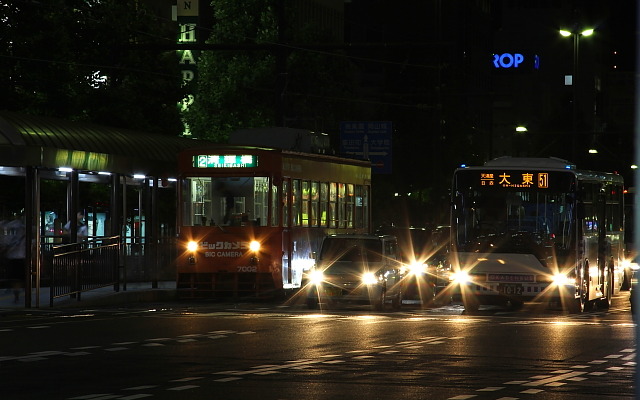 岡山駅前停留場で発車を待つ岡山電軌の路面電車。10月14日のイベントは岡山駅前広場や岡山電軌東山車庫など3カ所で開催される。