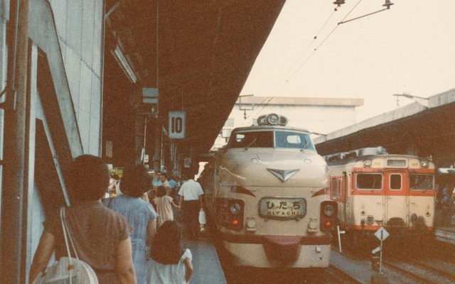 上野駅で発車を待つ、国鉄時代の特急『ひたち』（左、1982年頃）。今回のイベントでは旧国鉄色の485系も展示されるが、写真のボンネットタイプの先頭車は現存しないため、非ボンネット非貫通タイプの先頭車を組み込んだ編成が展示される。