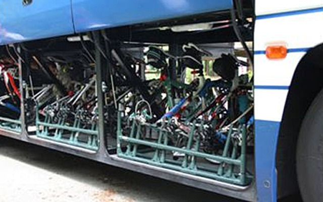 参加者の自転車を観光バスのトランクに収納