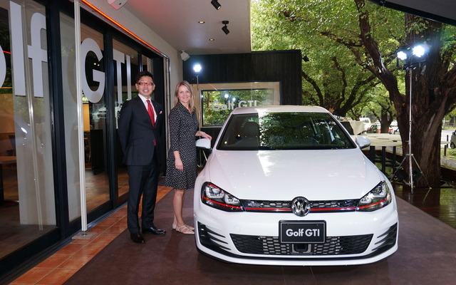 VGJの庄司茂社長とデザイナーのマヌエラ・ヨーステン氏（VW・ゴルフ GTI 発表会）