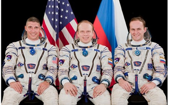 マイケル・ホプキンス、オレッグ・コトフ、セルゲイ・リザンスキー宇宙飛行士