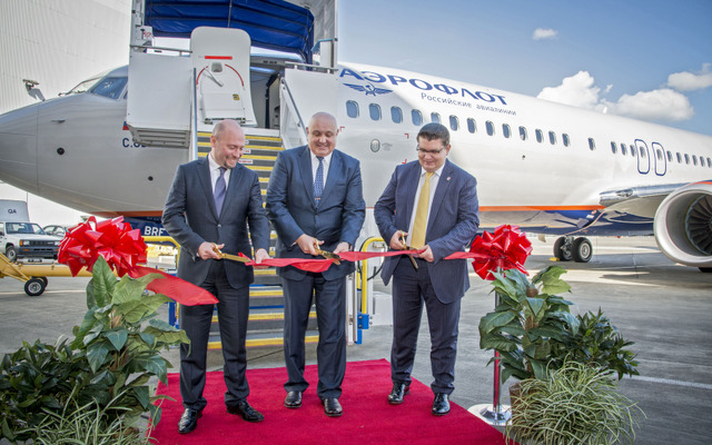 テープカットで737-800の到着を祝う、ロステックとボーイングの役員達