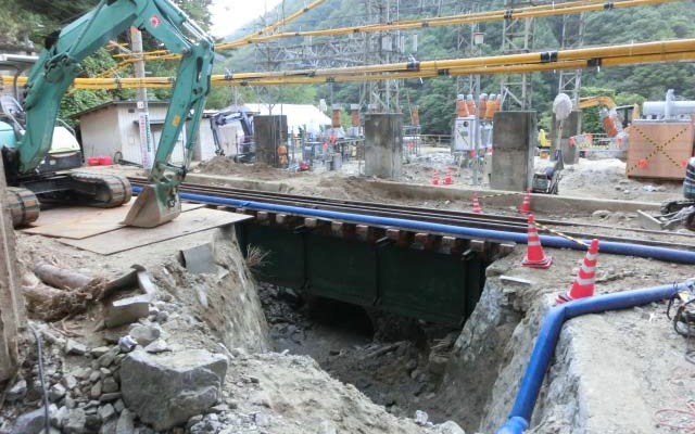 土砂の撤去作業が進む門島～唐笠間の橋りょう。点検の結果、橋りょうはそのまま使用できることが分かった。