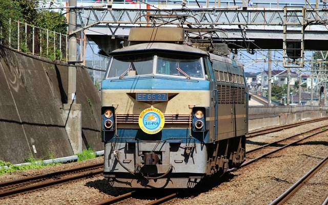EF66形では唯一の国鉄色となったEF66 27。1カ月後の広島イベントにちなんだヘッドマークを付けて武蔵野線を単機で走行した。