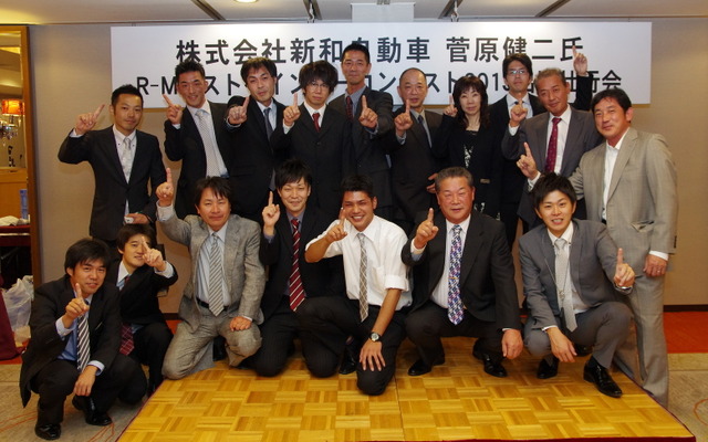 日本代表の菅原健二さん（中央の白いシャツ）と、新和自動社社員一同。その左隣が菊地等社長