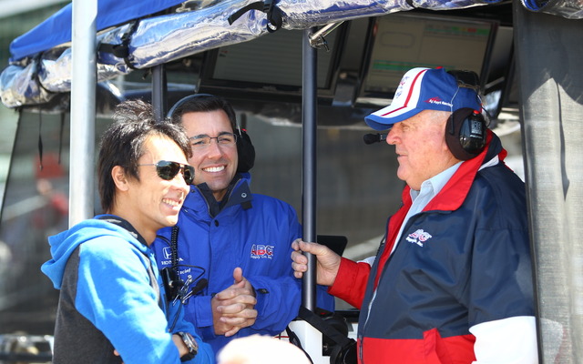 A.J.とラリーの2人と談笑する佐藤琢磨