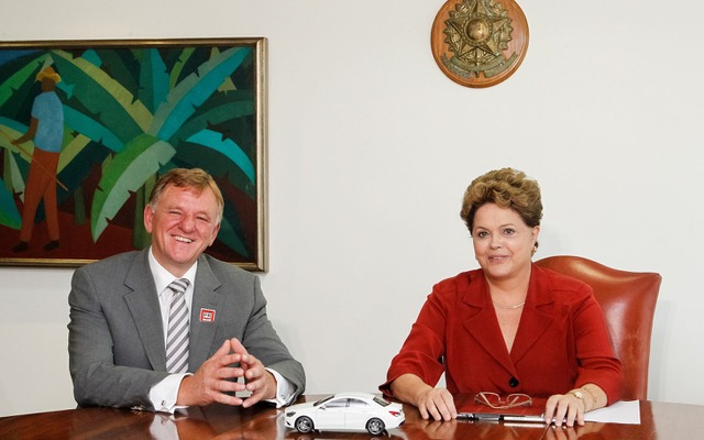 ブラジルのジルマ・ルセフ大統領と会談するダイムラー幹部