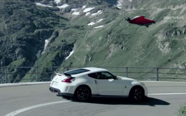 日産フェアレディZ NISMO、ウイングスーツのスカイダイバーとダウンヒル対決映像