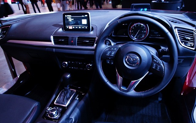 新型アクセラから採用される「Mazda Connect」と「Heads-Up Cockpit」。