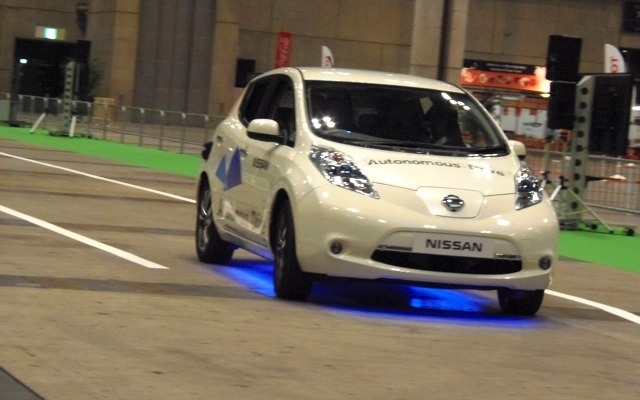 日産リーフをベースにしたプロトタイプの車両。実際に自動運転のデモを行なっているところ