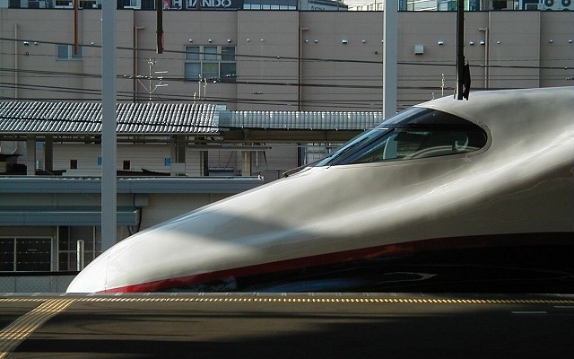 長野駅で発車を待つE2系。12月から始まる北陸新幹線の走行試験で使用される。