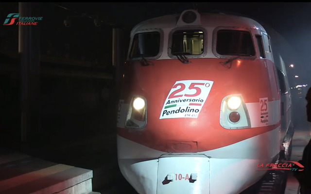 振り子式車両「ペンドリーノ」の営業運転開始25周年式典に登場した、記念ステッカーを張ったETR450形電車（イタリア鉄道Youtube公式チャンネル「lafrecciaTV」動画より）