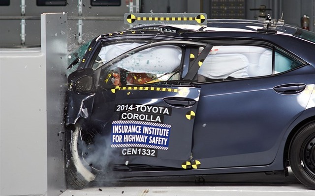米IIHSが実施した新型トヨタ カローラの新スモールオーバーラップテスト