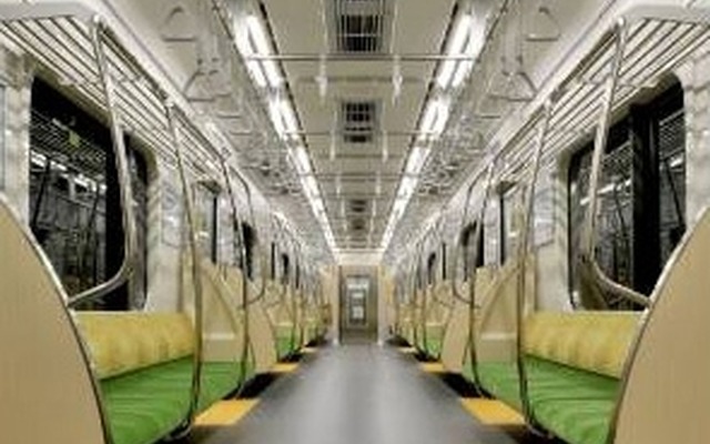 10-300形3次車の車内。円弧形の手すりのほか位置の低いつり手や荷棚を設置するなどバリアフリー化を図っている。室内灯はLEDを採用した。