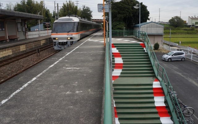 鈴鹿サーキット稲生駅の縁石を模した塗装