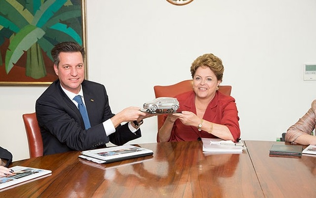 フォルクスワーゲンブラジルのThomas Schmall社長とブラジルのジルマ・ルセフ大統領