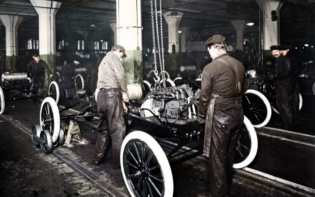 フォードモーターが1913年に開始した製造ラインを使った大量生産方式