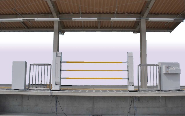 弥生台駅に設置される昇降式ホームドアの設置イメージ。開口部をバーとすることで設置コストの低減を狙う。
