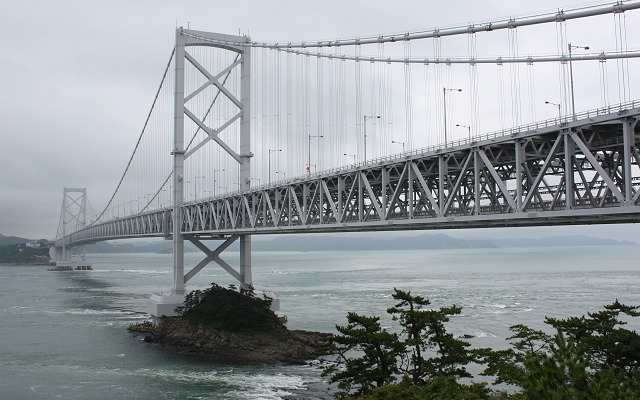 鳴門海峡を渡って淡路島と四国を結んでいる大鳴門橋。橋りょうの下層部（トラス桁内）に鉄道用のスペースが隠されている。