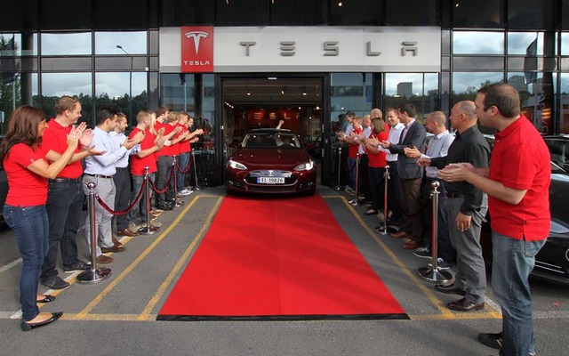 2013年8月、テスラモデルSの欧州第一号車がノルウェーで納車