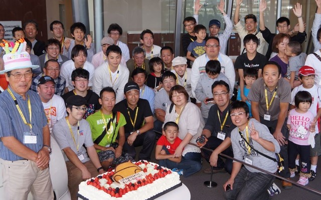 マーチ12SRのオーナーと開発者が、生誕10周年をお祝い（ケーキの帽子を被ってオーナー達と記念撮影する中島繁治氏）