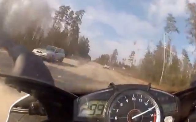 スウェーデンの公道で撮影されたバイクと車の公道チェイス。バイクの速度計は299km/hを指している
