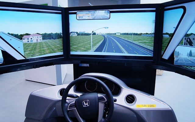 ホンダブースの四輪車シミュレーター。路車間や車車間の通信を体験できる。