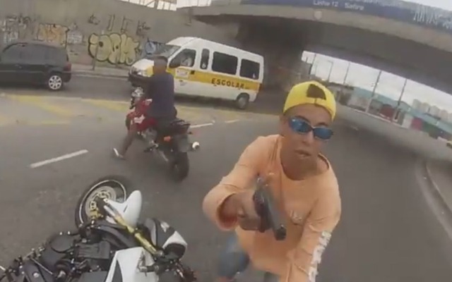 ブラジルで起きたバイクジャックの映像