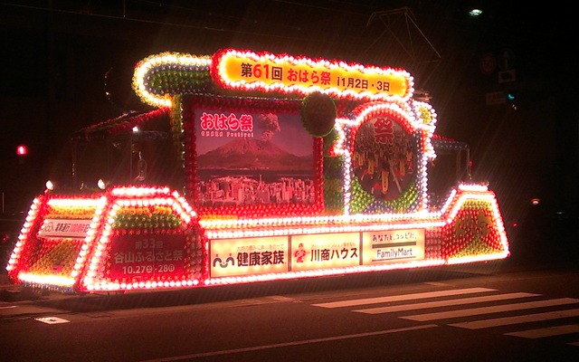 鹿児島市交通局は「おはら祭」にあわせ恒例の花電車を運行する。写真は2012年の運行時の様子。