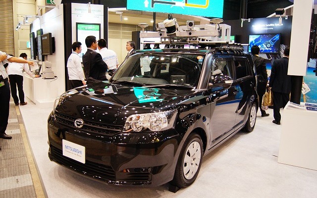 三菱電機ブースに展示されていた高精度GPS移動計測装置「三菱モービルマッピングシステム（MMS）」搭載車。K320という機種。
