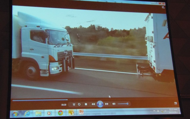 トラックの自動運転隊列走行システム。車車間通信（V2V）によって、時速80kmで4mという短い車間で制御（ITS世界会議13）