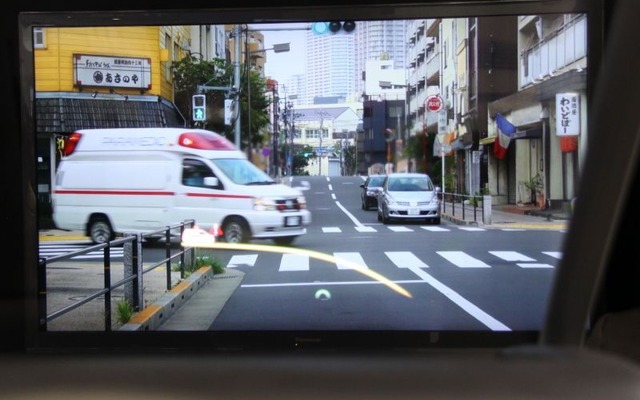 大型HUDのデモ。緊急車両接近をしらせる