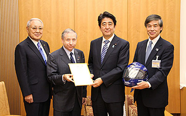 左から、JAF小栗会長、FIAトッド会長、安倍総理、JAF矢代副会長