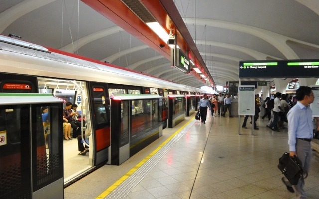 シンガポールMRTの駅ホーム。同国のマスタープランでは2030年までに路線網を現在の倍に拡大し、公共交通利用率をアップさせる目標を示している