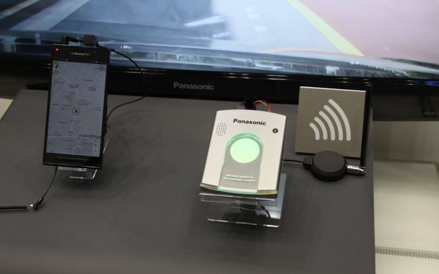 V2V、V2P用車載端末。スマートフォンやカーナビにBTなどで通信した情報を飛ばす