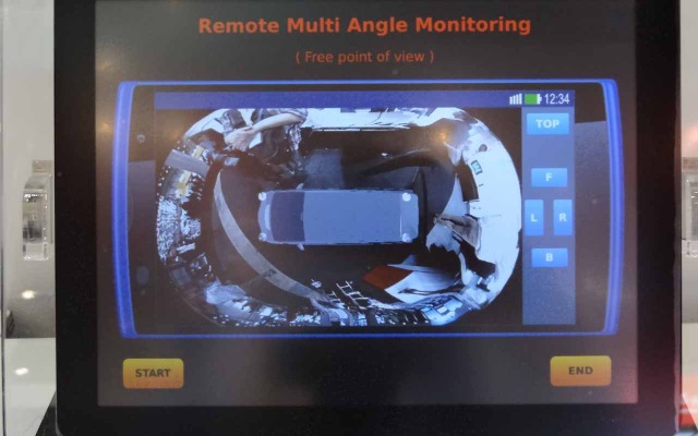 タブレットで車両からの情報を表示した画面
