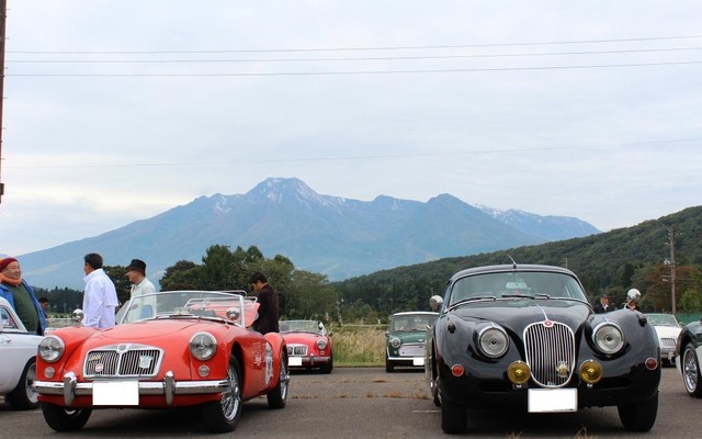 MG・A（左）と、ジャガー・MK2 3.8