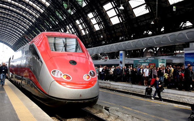イタリアの鉄道が乗り降り自由の「ユーレイルイタリアパス」が10月29日まで2割引に。写真はミラノ中央駅に停車中の高速列車フレッチャロッサ
