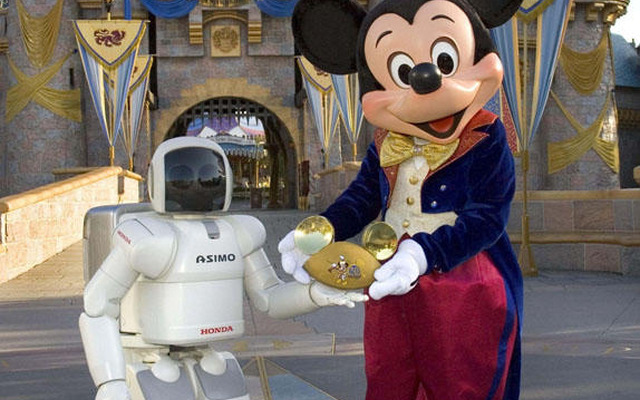 ミッキーが ASIMO にこんにちは…ディズニー新アトラクション